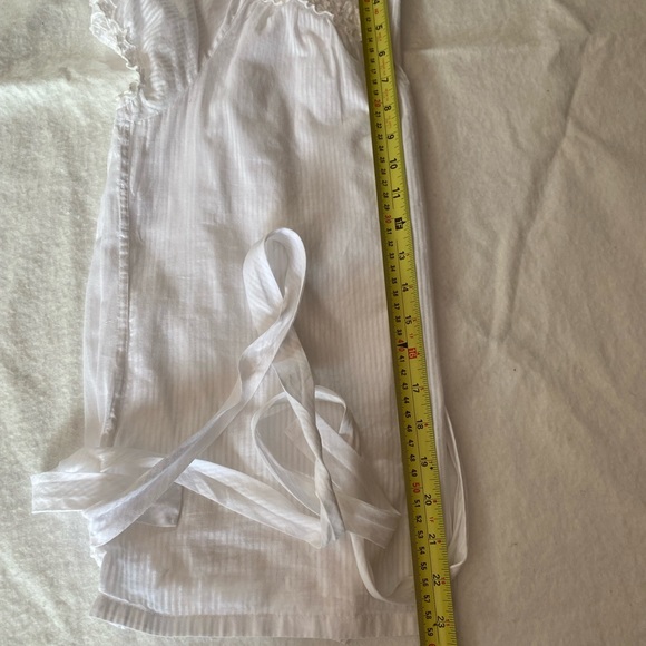 BCBGMAXAZRIA WHITE SEMI-SHEER TOP . - Picture 10 of 12